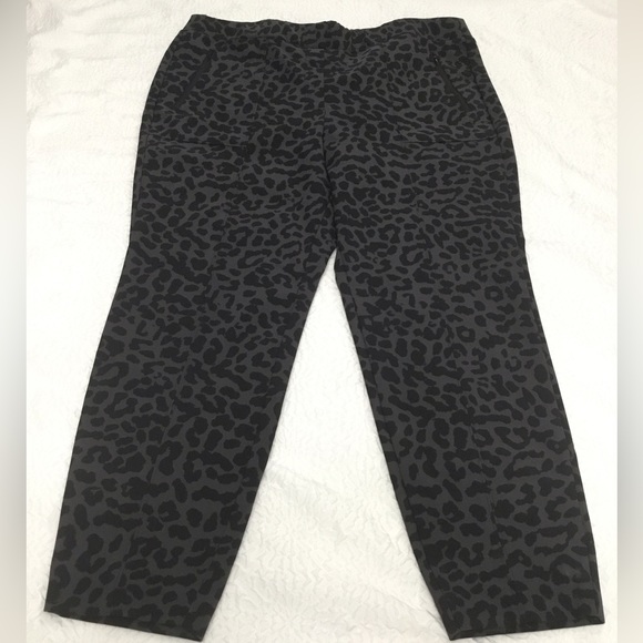 Lane Bryant Gray & Black Leopard Animal Print On The Go Pull On Ankle Pants - Picture 4 of 12